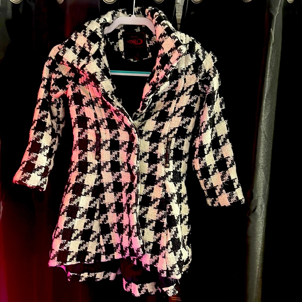 Super cute Yoki Jacket w/Houndstooth-like pattern. Size Medium